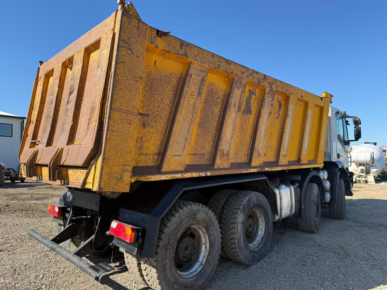 IVECO TRAKKER TIPPER - Savivartis sunkvežimis: foto 3 IVECO TRAKKER TIPPER - Savivartis sunkvežimis: foto 3