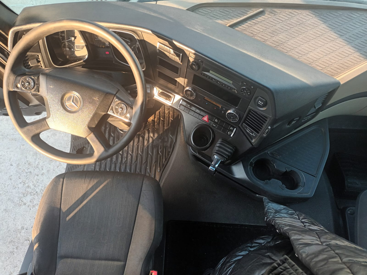 Tractor Head Mercedes-Benz Actros (2014) + Semi-trailer Tipper Meiller – Kipper (2004) - Vilkikas: foto 2 Tractor Head Mercedes-Benz Actros (2014) + Semi-trailer Tipper Meiller – Kipper (2004) - Vilkikas: foto 2