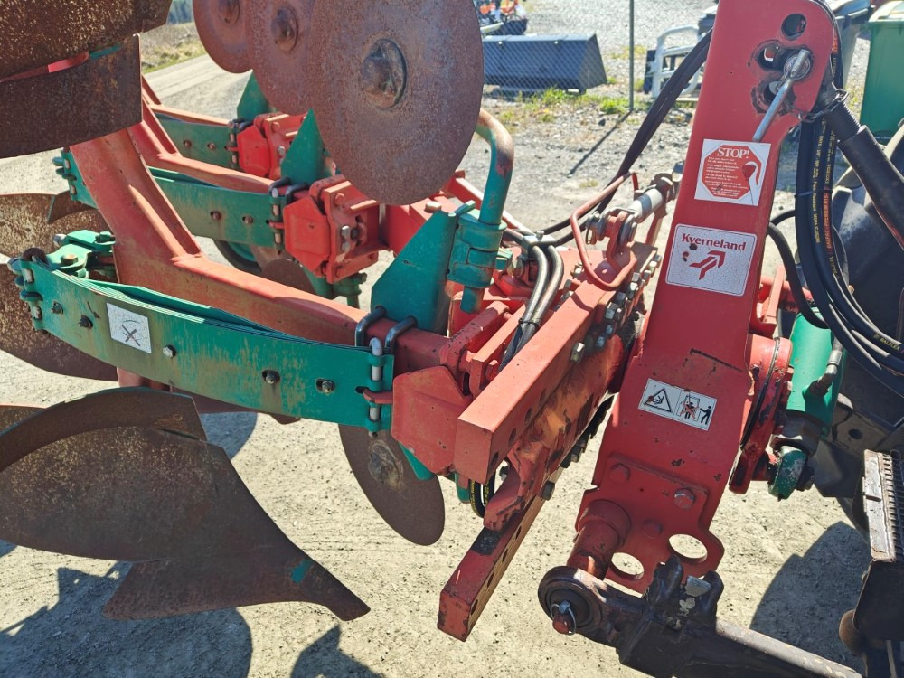 KVERNELAND ES80 kääntöaura 3-siipinen - Plūgas: foto 4 KVERNELAND ES80 kääntöaura 3-siipinen - Plūgas: foto 4