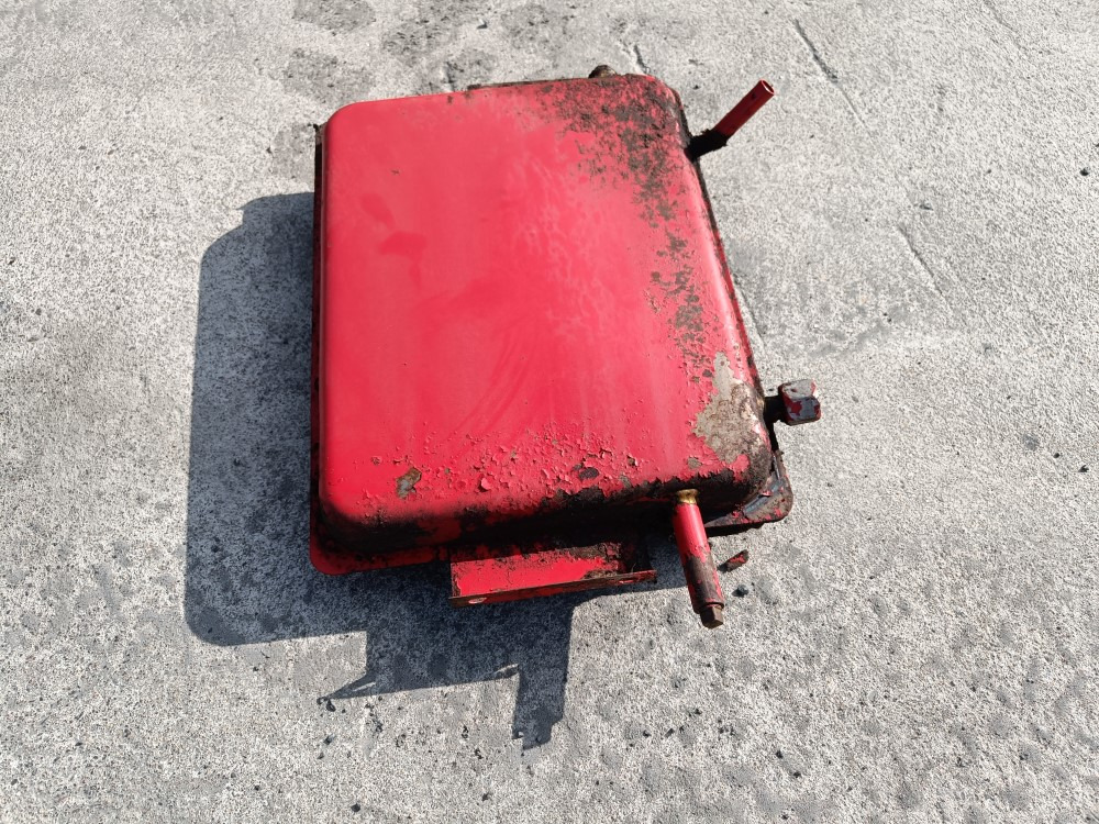 Sampo 410 hydrauliikkaöljysäiliö - Hidraulinis bakas - Derliaus nuėmimo kombainas: foto 3 Sampo 410 hydrauliikkaöljysäiliö - Hidraulinis bakas - Derliaus nuėmimo kombainas: foto 3