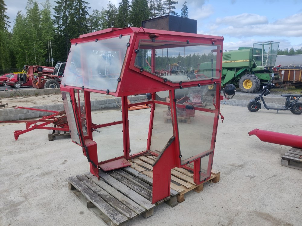 Sampo 410 leikkuupuimurin hytti, tummennetut lasit - Kabina - Derliaus nuėmimo kombainas: foto 4 Sampo 410 leikkuupuimurin hytti, tummennetut lasit - Kabina - Derliaus nuėmimo kombainas: foto 4