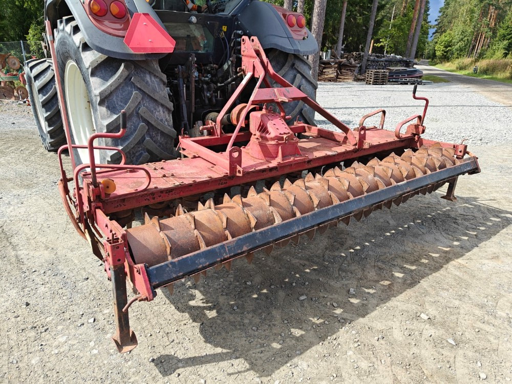 Tempo 300cm vaakatasojyrsin haineväpakkerilla, katso video! - Rotorinis kultivatorius: foto 1 Tempo 300cm vaakatasojyrsin haineväpakkerilla, katso video! - Rotorinis kultivatorius: foto 1