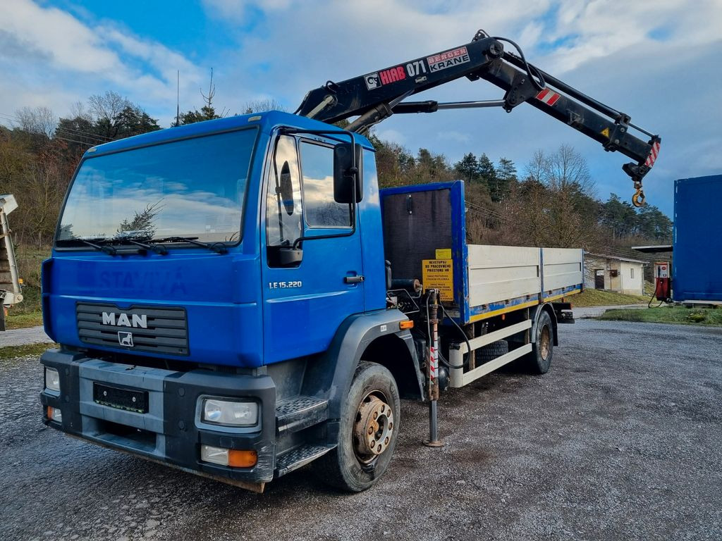 MAN M2000 15.225 + HR HIAB 071 - Sunkvežimis su kranu, Platforminis/ Bortinis sunkvežimis: foto 1 MAN M2000 15.225 + HR HIAB 071 - Sunkvežimis su kranu, Platforminis/ Bortinis sunkvežimis: foto 1