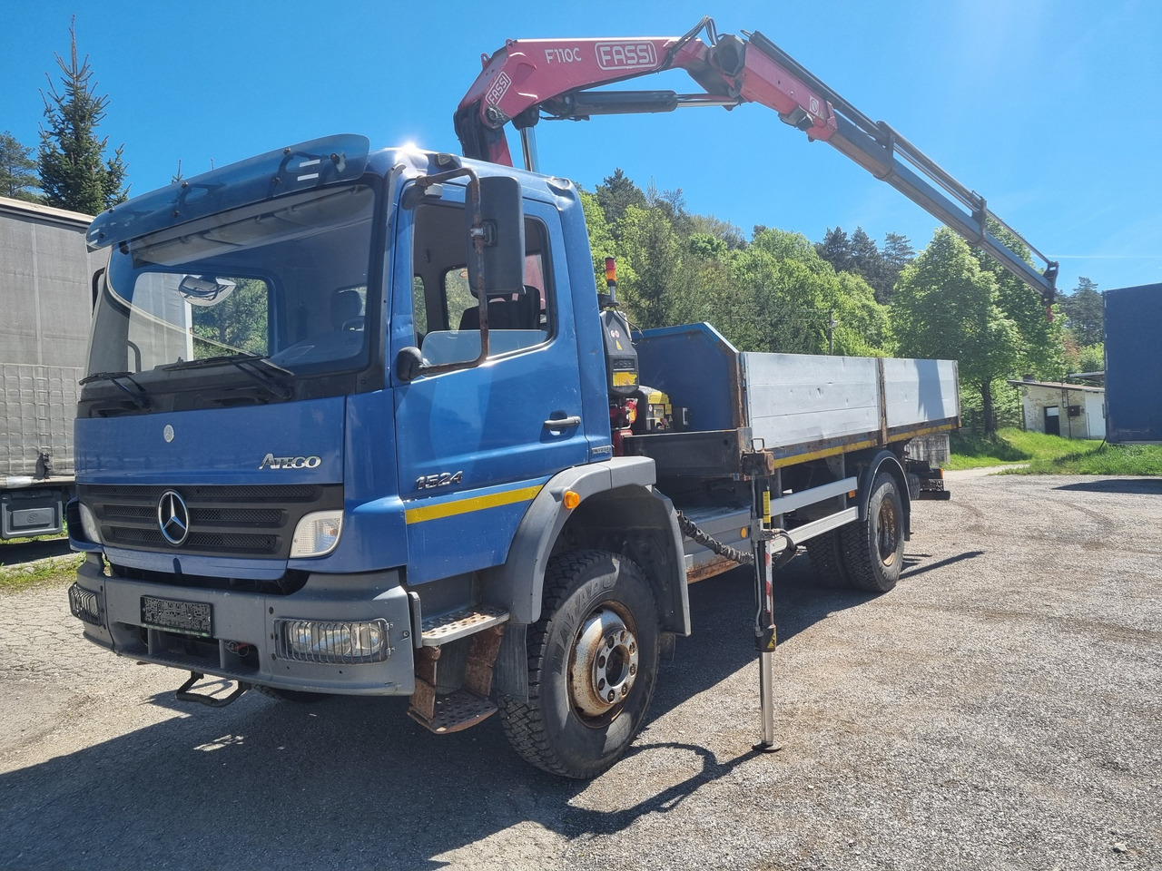 MERCEDES-BENZ 1524 4x4 + FASSI 110 RADIO CTRL + FRONT WINCH - Platforminis/ Bortinis sunkvežimis, Sunkvežimis su kranu: foto 1 MERCEDES-BENZ 1524 4x4 + FASSI 110 RADIO CTRL + FRONT WINCH - Platforminis/ Bortinis sunkvežimis, Sunkvežimis su kranu: foto 1