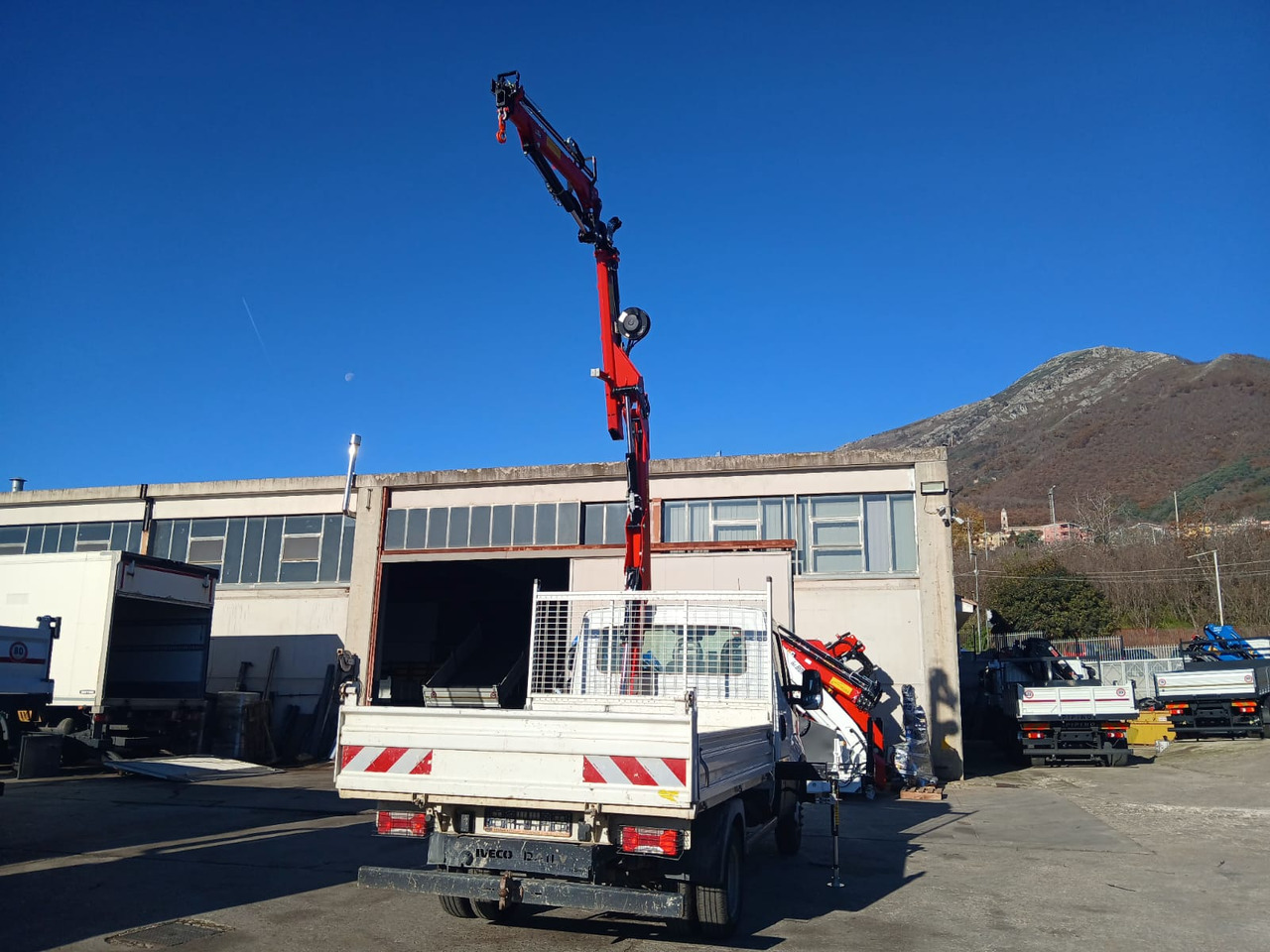 IVECO DAILY 35-120 - Sunkvežimis su kranu: foto 4 IVECO DAILY 35-120 - Sunkvežimis su kranu: foto 4