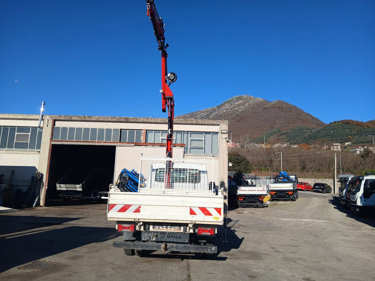 IVECO DAILY 35-120 - Sunkvežimis su kranu: foto 2 IVECO DAILY 35-120 - Sunkvežimis su kranu: foto 2