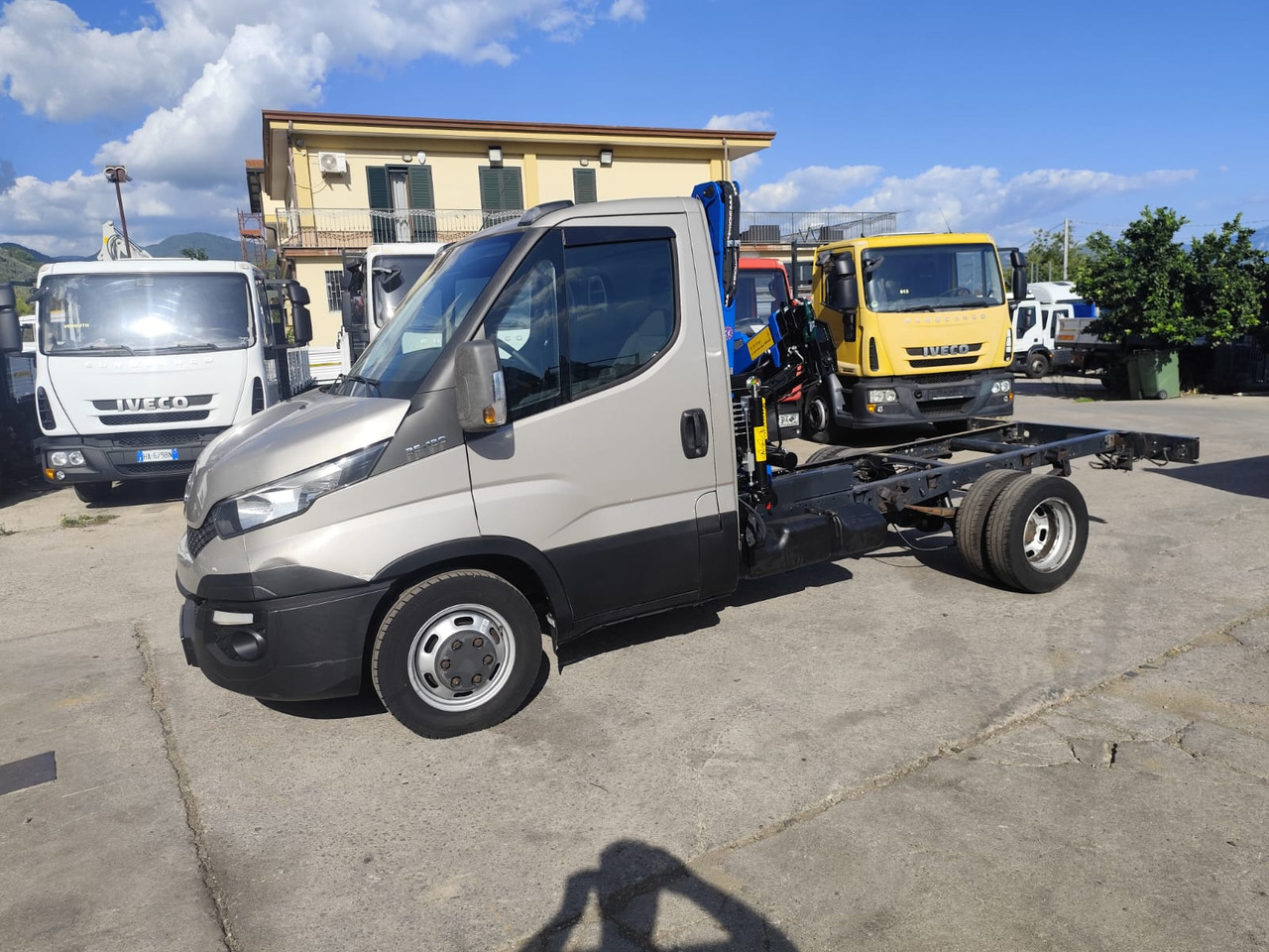 IVECO DAILY 35-130 - Sunkvežimis su kranu, Mažas savivartis: foto 3 IVECO DAILY 35-130 - Sunkvežimis su kranu, Mažas savivartis: foto 3