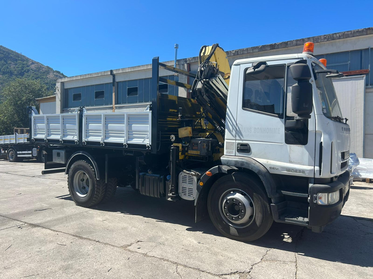 IVECO EUROCARGO 160E28 - Sunkvežimis su kranu: foto 2 IVECO EUROCARGO 160E28 - Sunkvežimis su kranu: foto 2