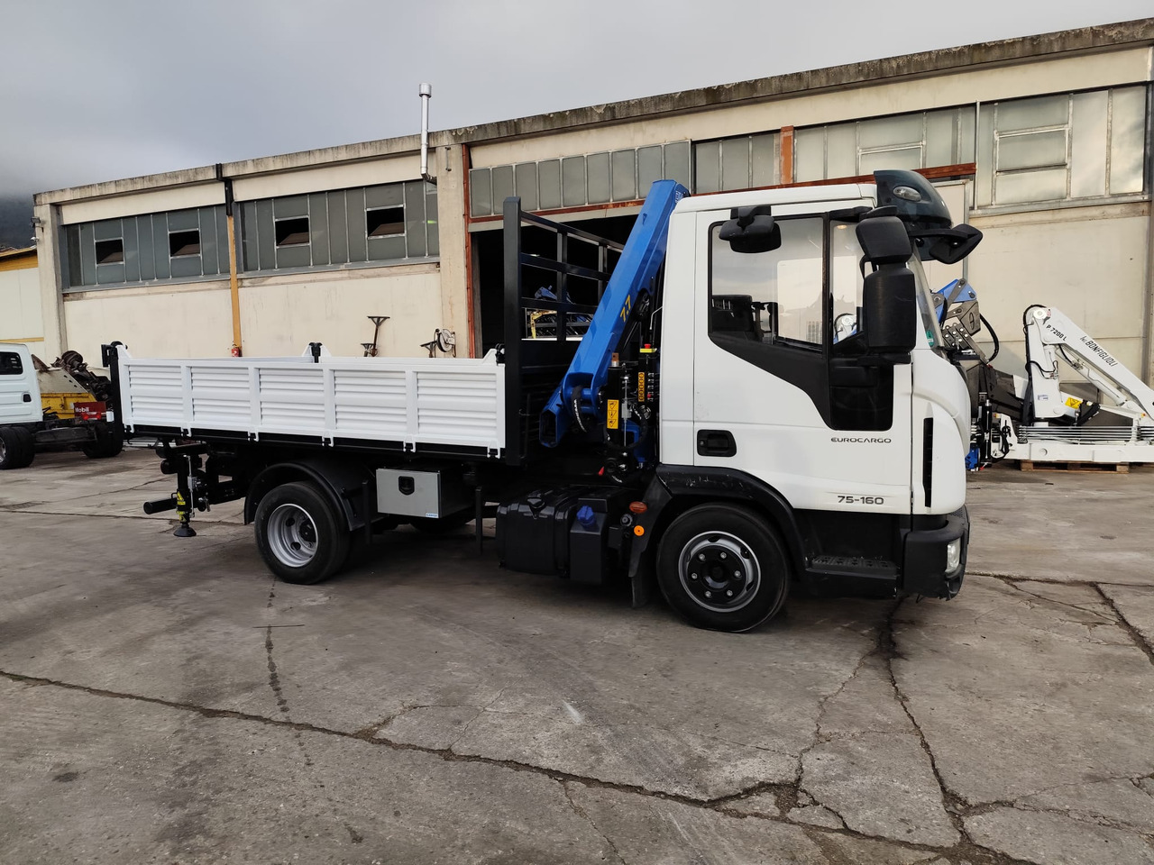 Savivartis sunkvežimis, Sunkvežimis su kranu IVECO EUROCARGO 75-160: foto 34