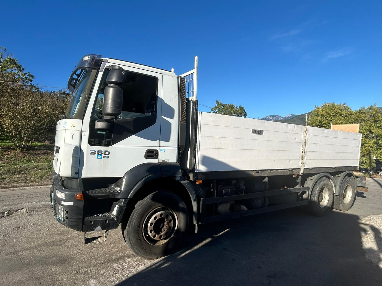 IVECO TRAKKER 260T36 - Platforminis/ Bortinis sunkvežimis: foto 2 IVECO TRAKKER 260T36 - Platforminis/ Bortinis sunkvežimis: foto 2