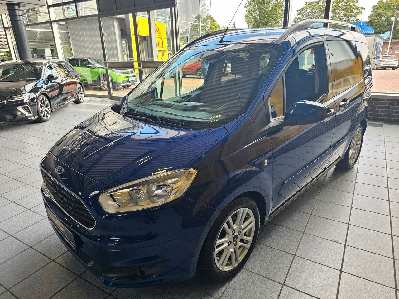 Ford Tourneo Courier Titanium behzb. Windschutzschei - Keleivinis furgonas: foto 4 Ford Tourneo Courier Titanium behzb. Windschutzschei - Keleivinis furgonas: foto 4
