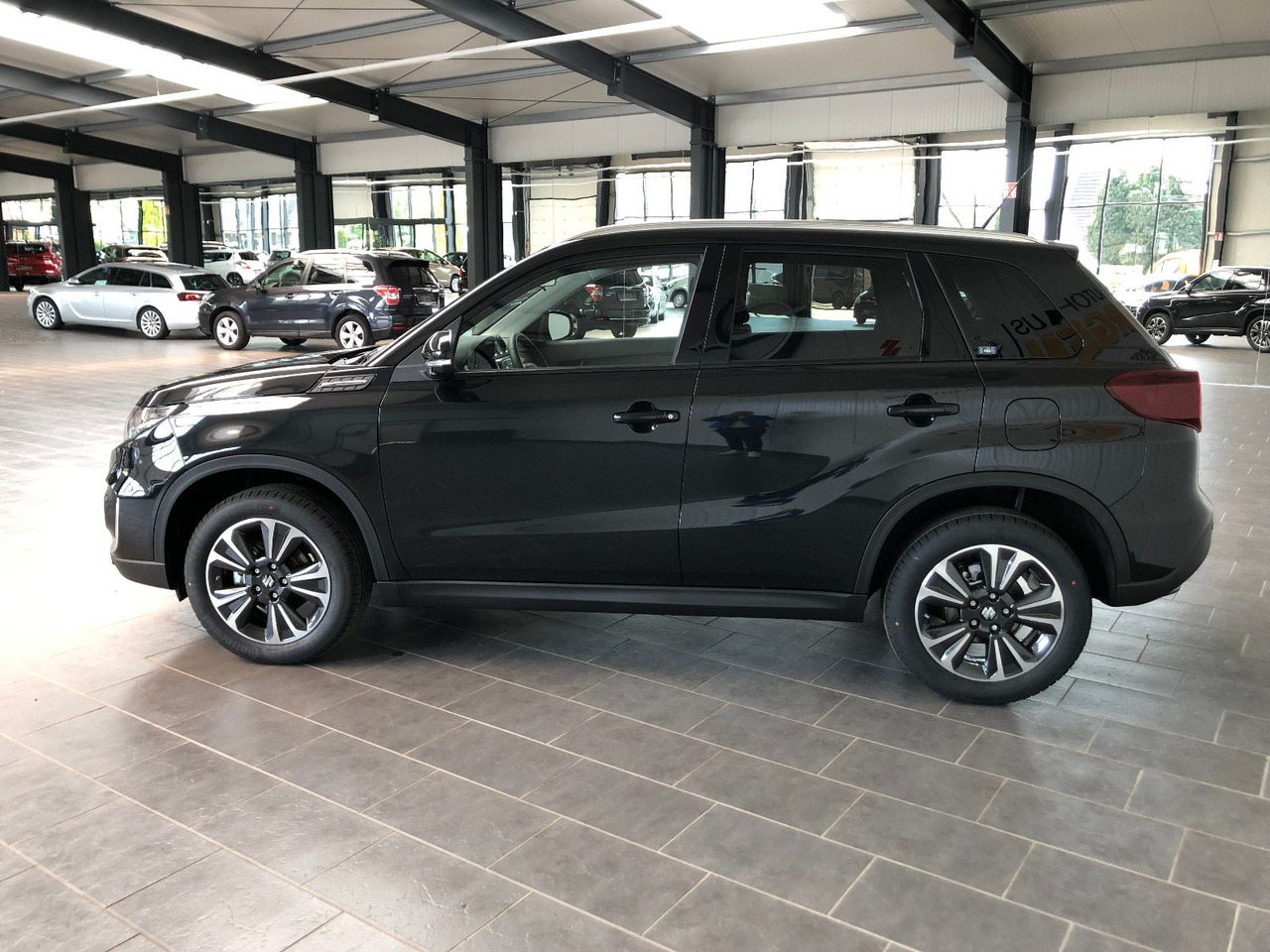Suzuki Vitara 1.5 Hybrid Comfort+Automatik/ Panor.-Dach - Visureigis: foto 5 Suzuki Vitara 1.5 Hybrid Comfort+Automatik/ Panor.-Dach - Visureigis: foto 5