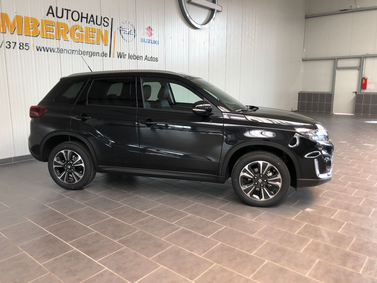 Suzuki Vitara 1.5 Hybrid Comfort+Automatik/ Panor.-Dach - Visureigis: foto 2 Suzuki Vitara 1.5 Hybrid Comfort+Automatik/ Panor.-Dach - Visureigis: foto 2