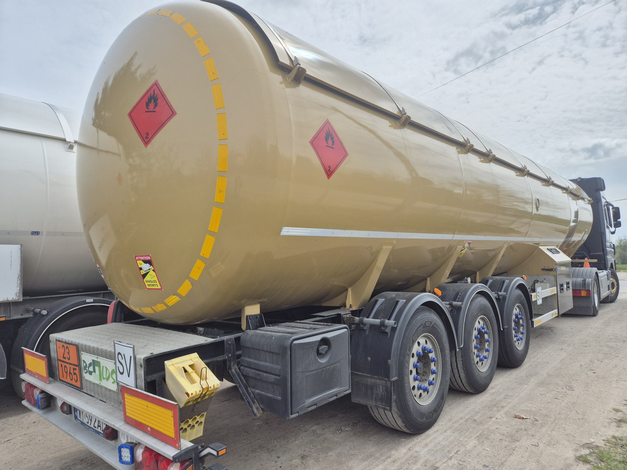 BC-LDS NCG-50 /LPG/ GPL/ PROPANE/ Mercedes axels - Puspriekabė cisterna: foto 2 BC-LDS NCG-50 /LPG/ GPL/ PROPANE/ Mercedes axels - Puspriekabė cisterna: foto 2