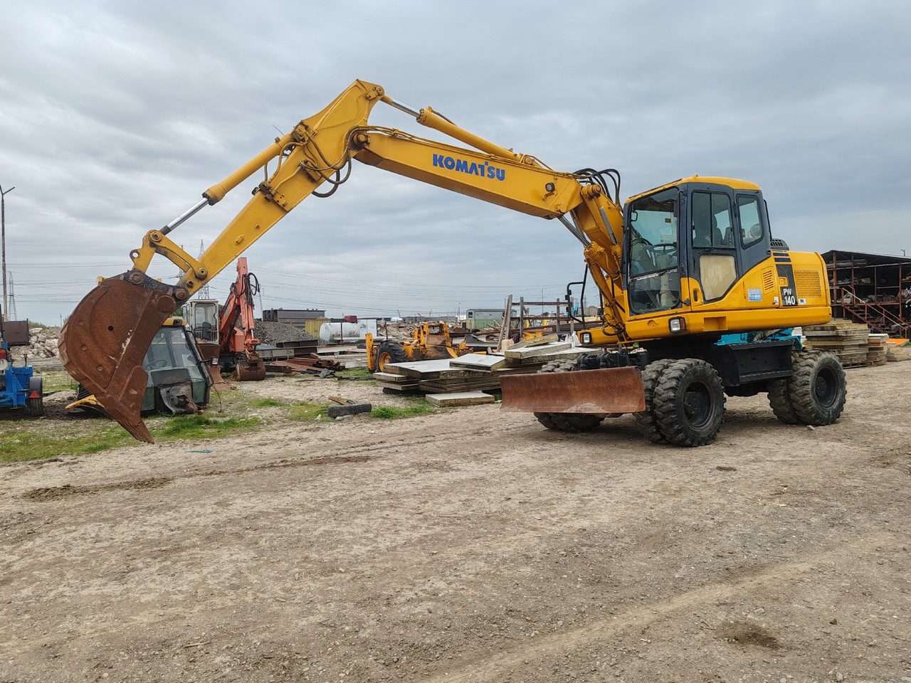 Komatsu PW140-7 - Ratinis ekskavatorius: foto 1 Komatsu PW140-7 - Ratinis ekskavatorius: foto 1