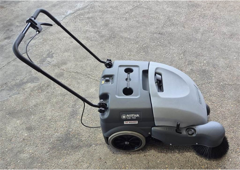 Nilfisk SW 750 - Gatvių šlavimo mašina: foto 1 Nilfisk SW 750 - Gatvių šlavimo mašina: foto 1