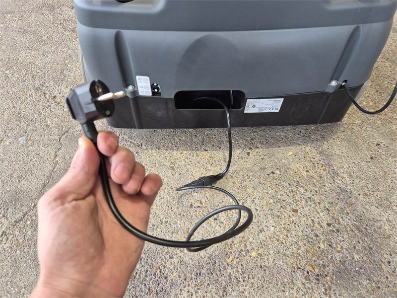 Nilfisk SW 750 - Gatvių šlavimo mašina: foto 5 Nilfisk SW 750 - Gatvių šlavimo mašina: foto 5