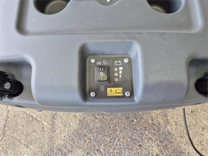 Nilfisk SW 750 - Gatvių šlavimo mašina: foto 4 Nilfisk SW 750 - Gatvių šlavimo mašina: foto 4