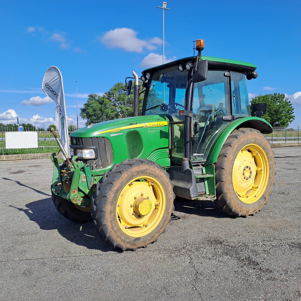 JOHN DEERE 5820 - Traktorius: foto 1 JOHN DEERE 5820 - Traktorius: foto 1
