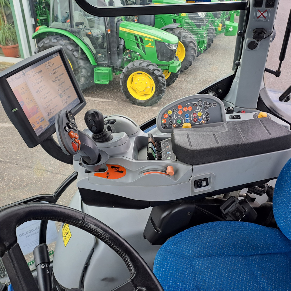 NEW HOLLAND T7.270 BLUEPOWER - Traktorius: foto 5 NEW HOLLAND T7.270 BLUEPOWER - Traktorius: foto 5
