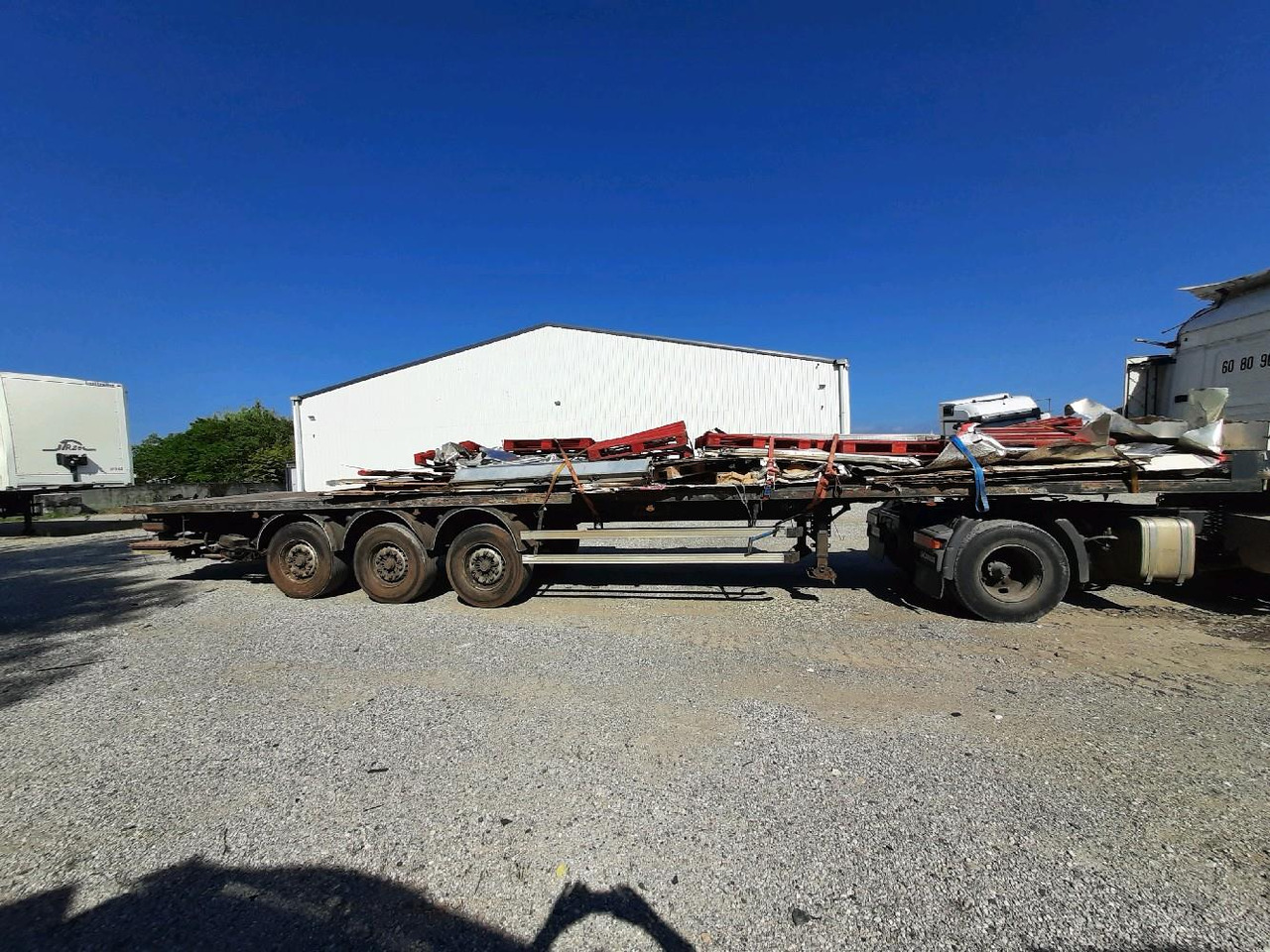 FRUEHAUF 3 ESSIEUX R580 - Platforminė/ Bortinė puspriekabė: foto 3 FRUEHAUF 3 ESSIEUX R580 - Platforminė/ Bortinė puspriekabė: foto 3
