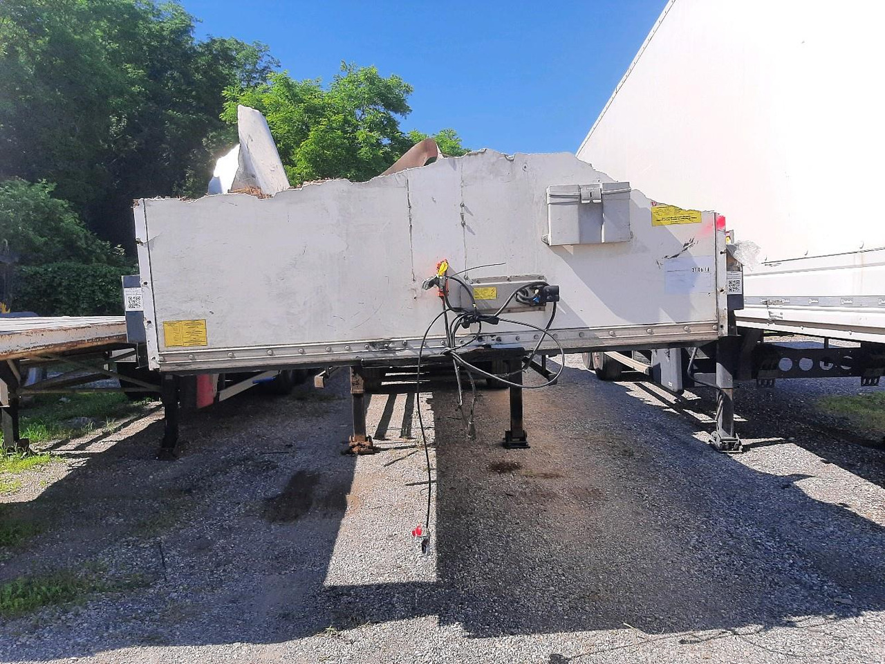 FRUEHAUF 3 ESSIEUX R580 - Platforminė/ Bortinė puspriekabė: foto 2 FRUEHAUF 3 ESSIEUX R580 - Platforminė/ Bortinė puspriekabė: foto 2
