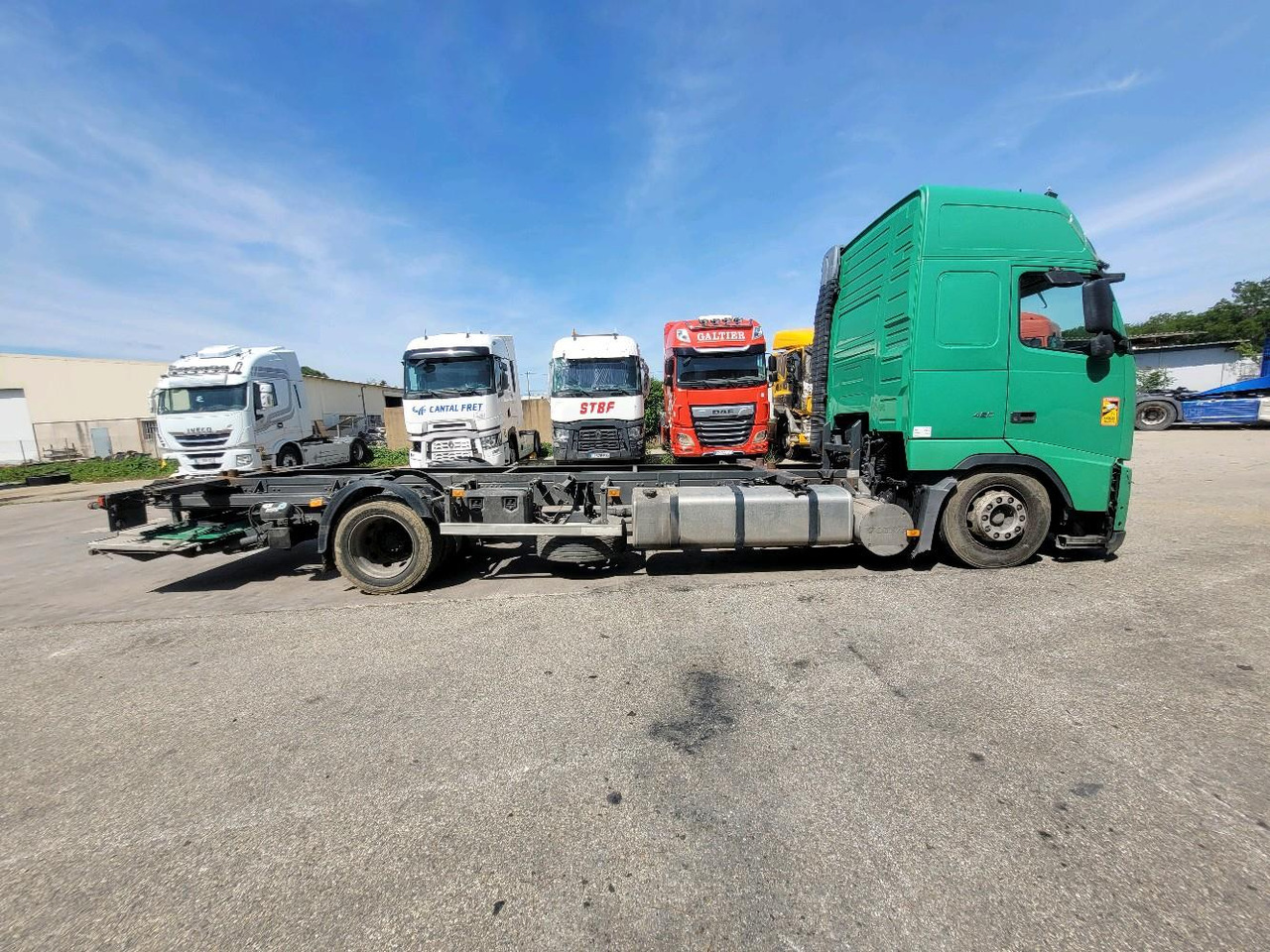 VOLVO FH12 420 GLOBETROTTER - Konteineris-vežimus/ Sukeisti kūną sunkvežimis: foto 3 VOLVO FH12 420 GLOBETROTTER - Konteineris-vežimus/ Sukeisti kūną sunkvežimis: foto 3