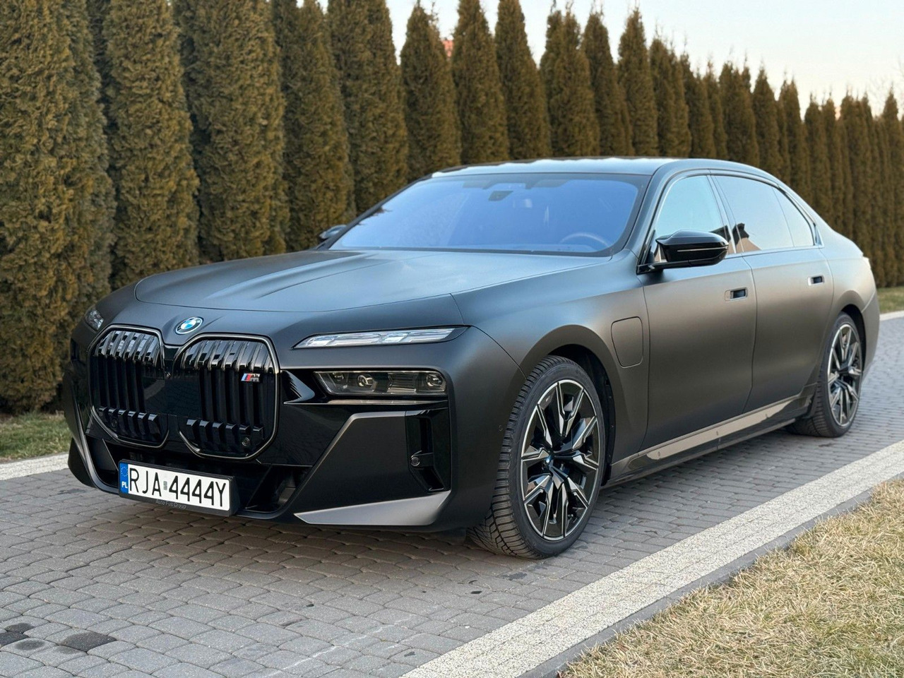 BMW M760 Baureihe 7 Lim M760 e xDrive - Sedanas: foto 1 BMW M760 Baureihe 7 Lim M760 e xDrive - Sedanas: foto 1