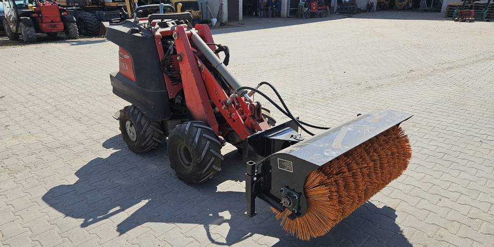 Zamiatarka szczotka do miniładowarki Avant, Ditch Witch - Grindų šlavimo mašina: foto 1 Zamiatarka szczotka do miniładowarki Avant, Ditch Witch - Grindų šlavimo mašina: foto 1