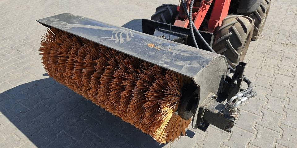 Zamiatarka szczotka do miniładowarki Avant, Ditch Witch - Grindų šlavimo mašina: foto 3 Zamiatarka szczotka do miniładowarki Avant, Ditch Witch - Grindų šlavimo mašina: foto 3