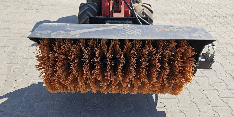 Zamiatarka szczotka do miniładowarki Avant, Ditch Witch - Grindų šlavimo mašina: foto 4 Zamiatarka szczotka do miniładowarki Avant, Ditch Witch - Grindų šlavimo mašina: foto 4