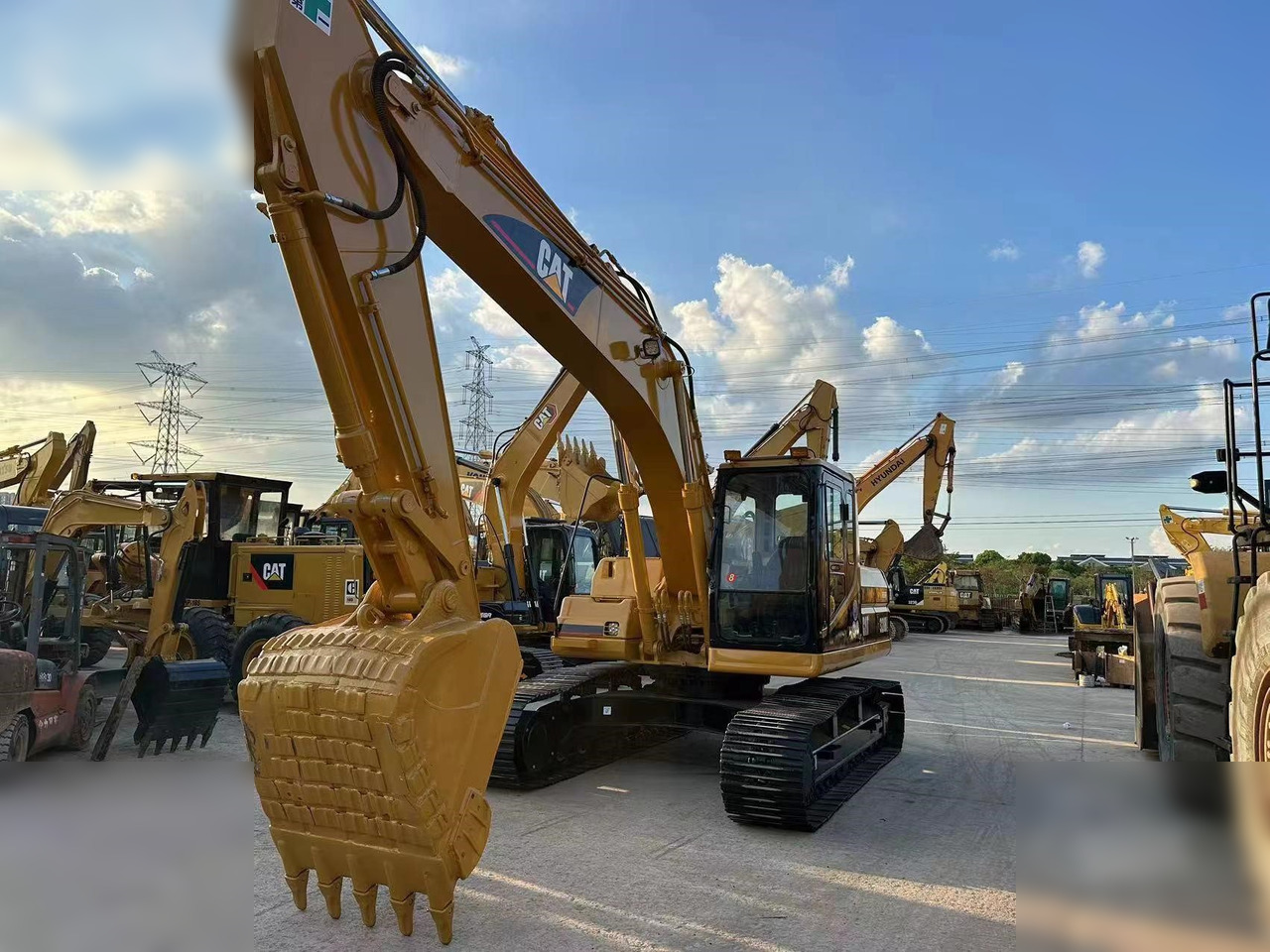 CATERPILLAR 320BL - Vikšrinis ekskavatorius: foto 1 CATERPILLAR 320BL - Vikšrinis ekskavatorius: foto 1