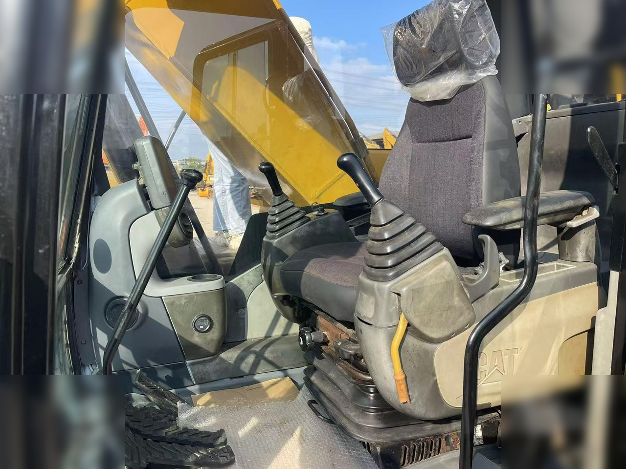 CATERPILLAR 320D - Vikšrinis ekskavatorius: foto 5 CATERPILLAR 320D - Vikšrinis ekskavatorius: foto 5