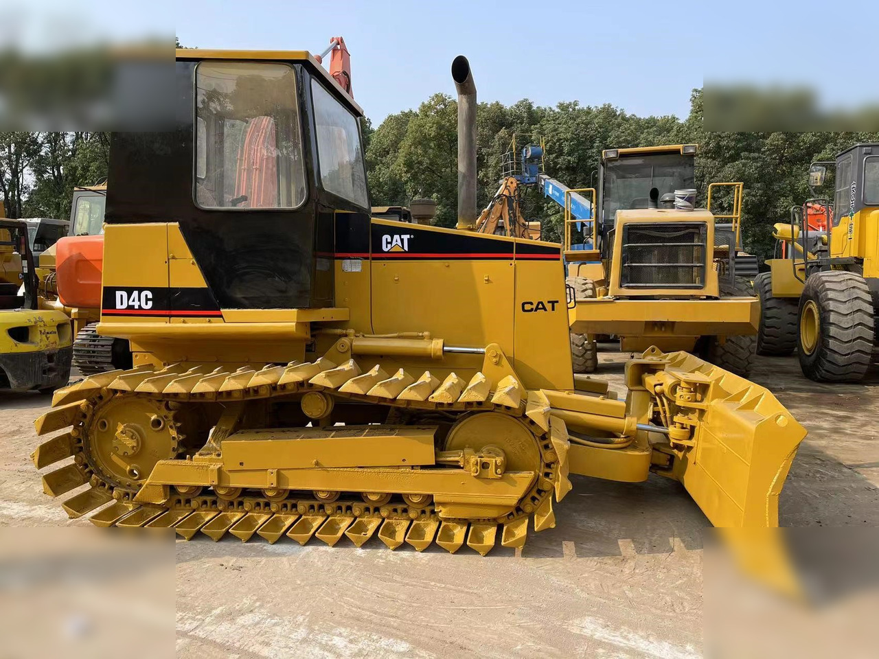 CATERPILLAR D4C - Buldozeris: foto 3 CATERPILLAR D4C - Buldozeris: foto 3