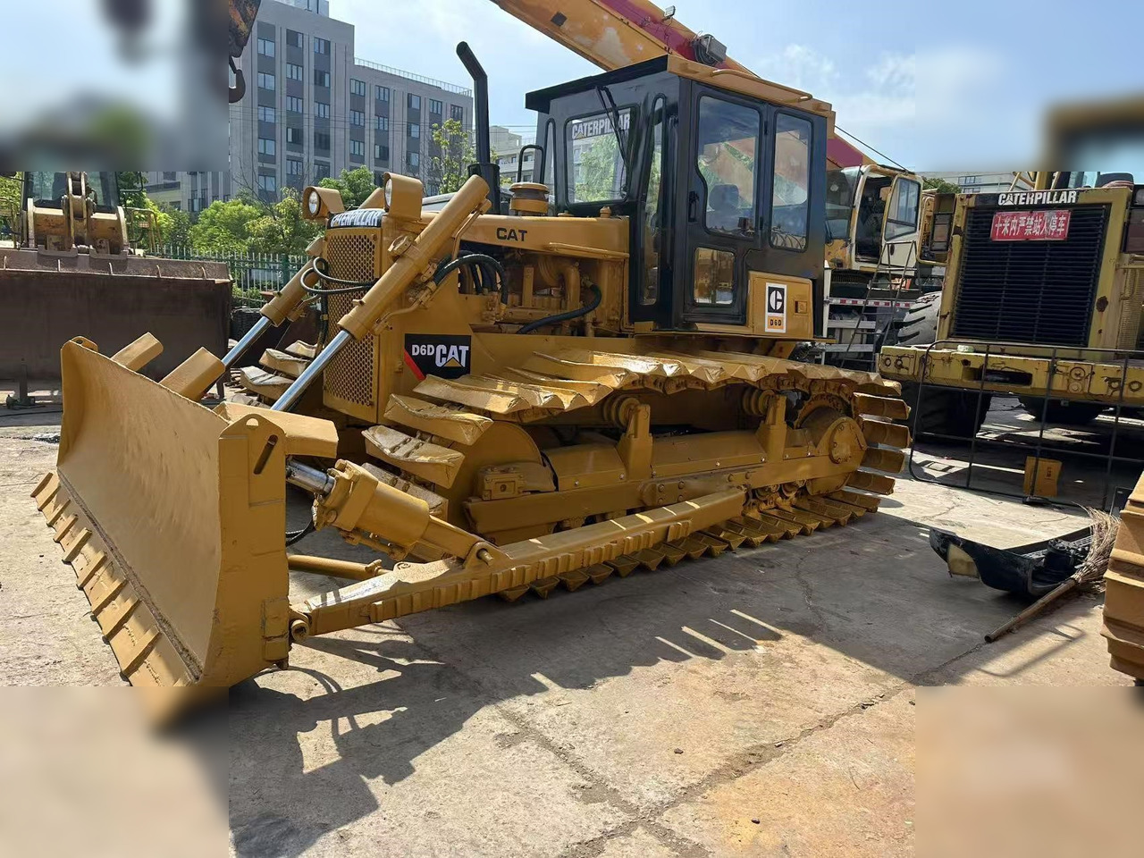 CATERPILLAR D6D - Buldozeris: foto 1 CATERPILLAR D6D - Buldozeris: foto 1