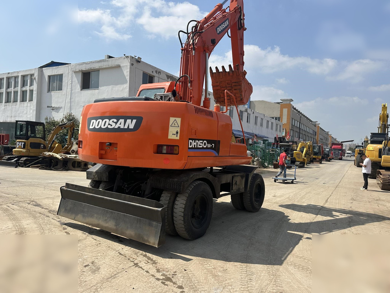 DOOSAN DH150W-7 - Ratinis ekskavatorius: foto 3 DOOSAN DH150W-7 - Ratinis ekskavatorius: foto 3