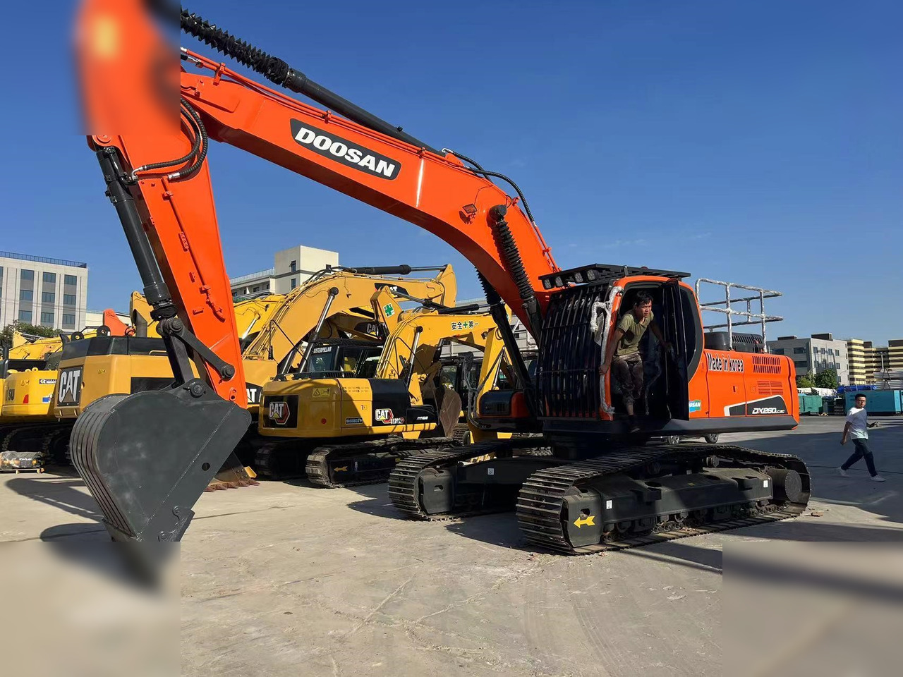 DOOSAN DX260 LC - Vikšrinis ekskavatorius: foto 1 DOOSAN DX260 LC - Vikšrinis ekskavatorius: foto 1