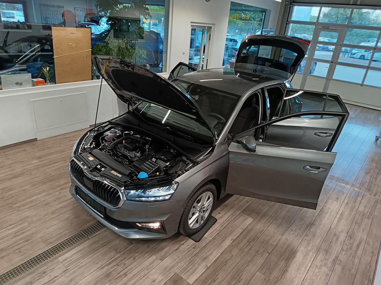 Skoda Fabia 30 Jahre DSG*VORBER.AHK*LED*R-KAM*TEMP*DAB - Sedanas: foto 2 Skoda Fabia 30 Jahre DSG*VORBER.AHK*LED*R-KAM*TEMP*DAB - Sedanas: foto 2