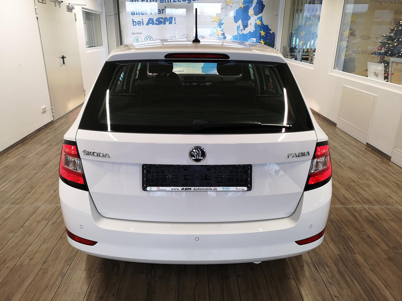 Skoda Fabia Combi Ambition 1.0TSI 81kW+R-KAM+PDC+KLIMA - Universalas: foto 4 Skoda Fabia Combi Ambition 1.0TSI 81kW+R-KAM+PDC+KLIMA - Universalas: foto 4