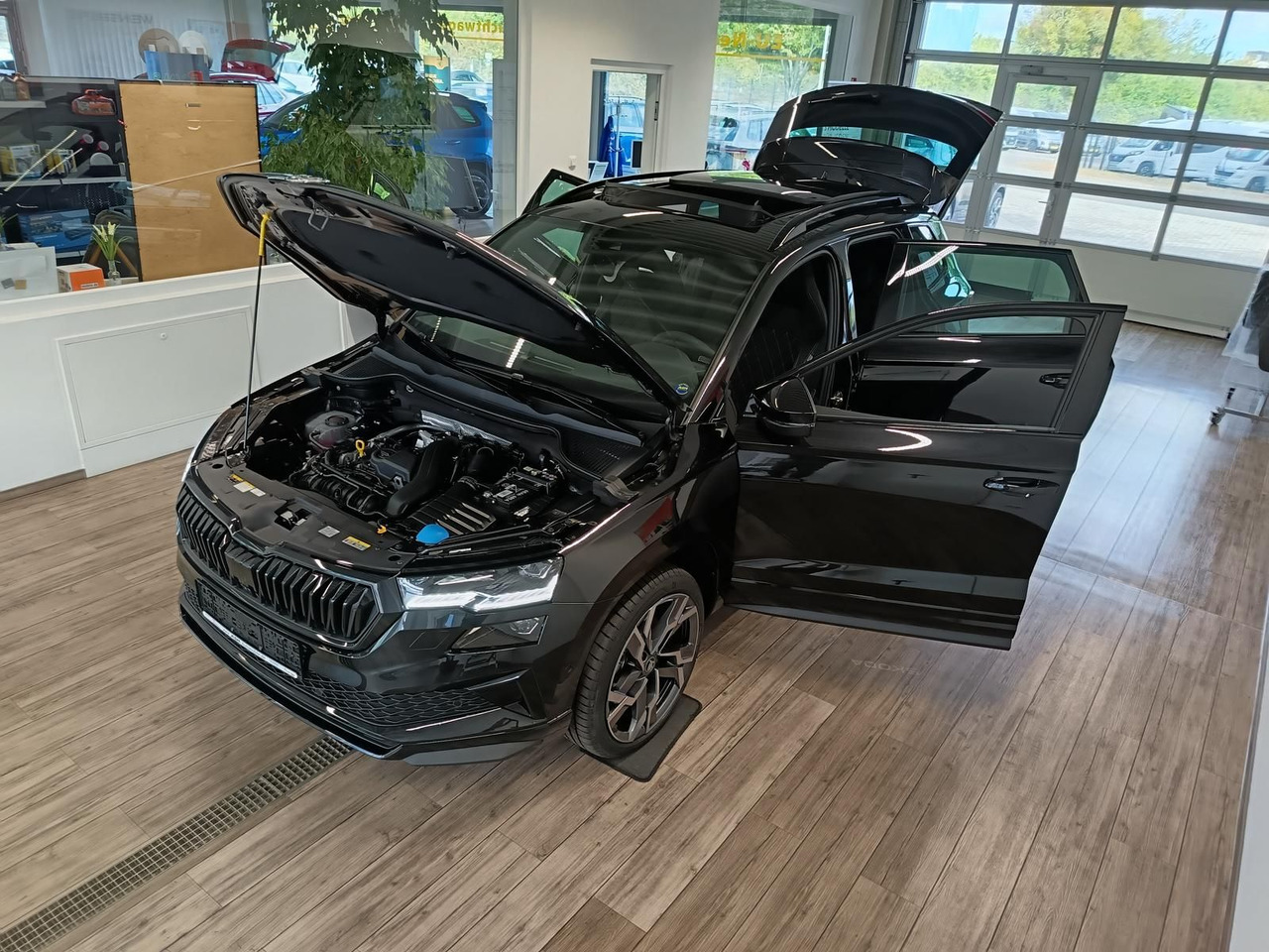 Skoda Karoq Sportline 1,5 TSI DSG*AHK*PSD*STD.HZG*NAVI - Visureigis: foto 2 Skoda Karoq Sportline 1,5 TSI DSG*AHK*PSD*STD.HZG*NAVI - Visureigis: foto 2