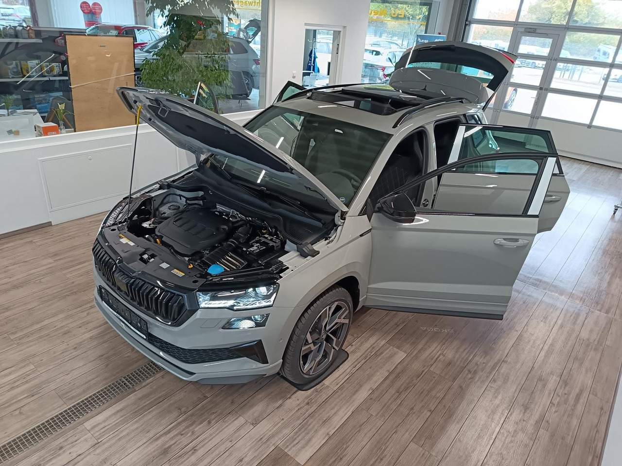 Skoda Karoq Sportline 2,0 TDI 4x4*AHK*PSD*STD.HZG*DCC* - Visureigis: foto 2 Skoda Karoq Sportline 2,0 TDI 4x4*AHK*PSD*STD.HZG*DCC* - Visureigis: foto 2