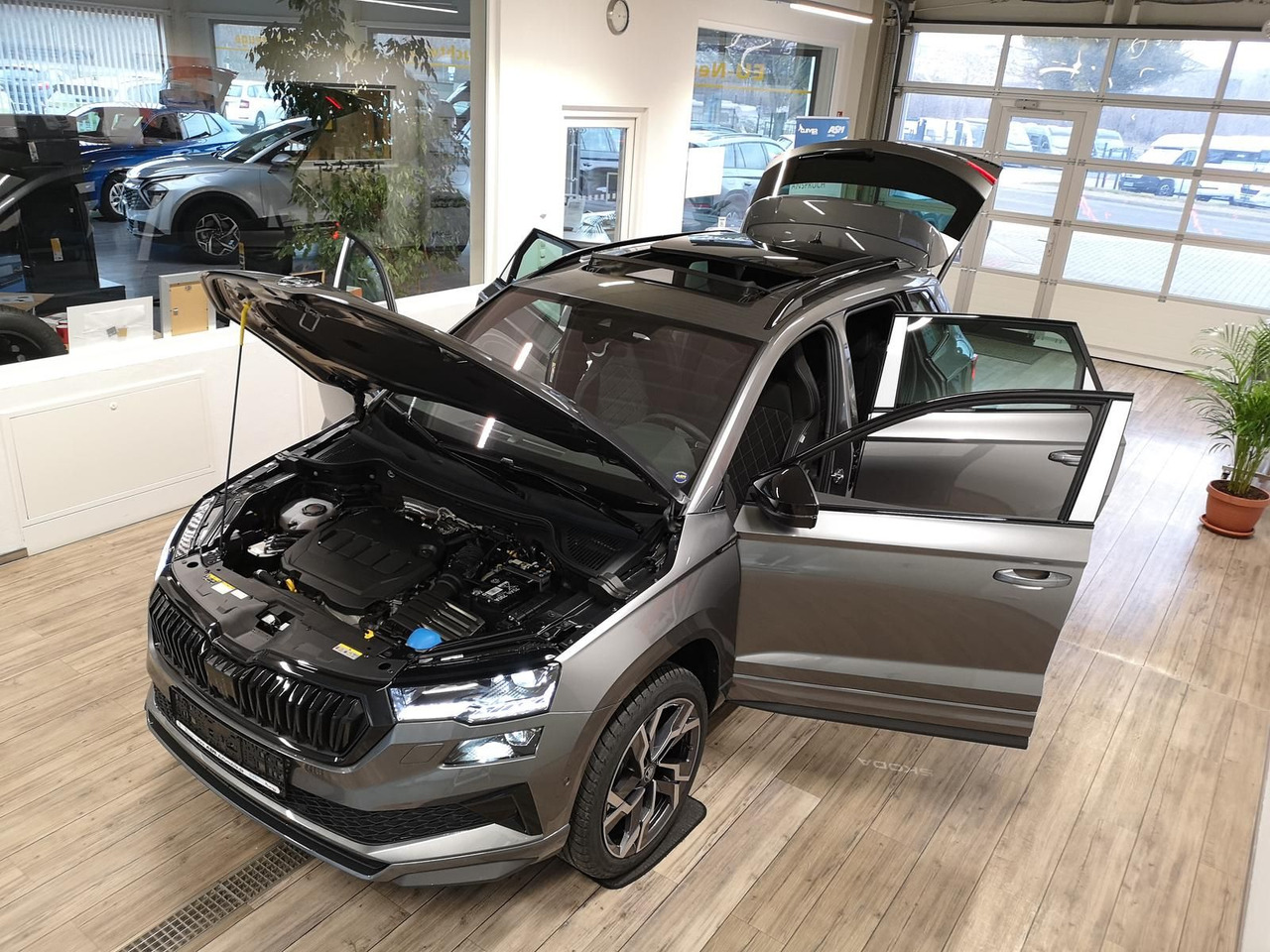 Skoda Karoq Sportline 2,0TDI DSG 4x4*PSD*AHK*360°*NAVI - Visureigis: foto 2 Skoda Karoq Sportline 2,0TDI DSG 4x4*PSD*AHK*360°*NAVI - Visureigis: foto 2