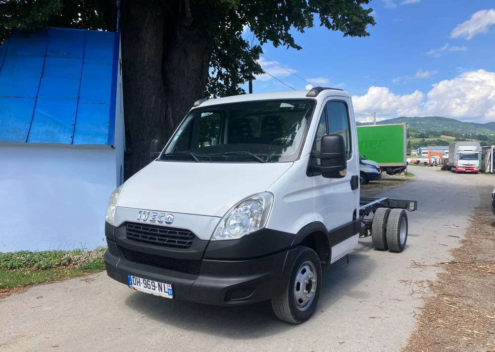 Iveco DAILY 35C13 ramo do zabudowy kiper wywrotka - Važiuoklės sunkvežimis: foto 1 Iveco DAILY 35C13 ramo do zabudowy kiper wywrotka - Važiuoklės sunkvežimis: foto 1