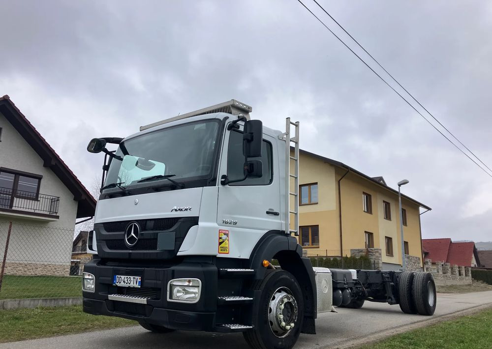 Mercedes-Benz Mercedes Axor 1829  Rama do zabudowy kiper beczka hakowiec laweta - Važiuoklės sunkvežimis: foto 2 Mercedes-Benz Mercedes Axor 1829  Rama do zabudowy kiper beczka hakowiec laweta - Važiuoklės sunkvežimis: foto 2