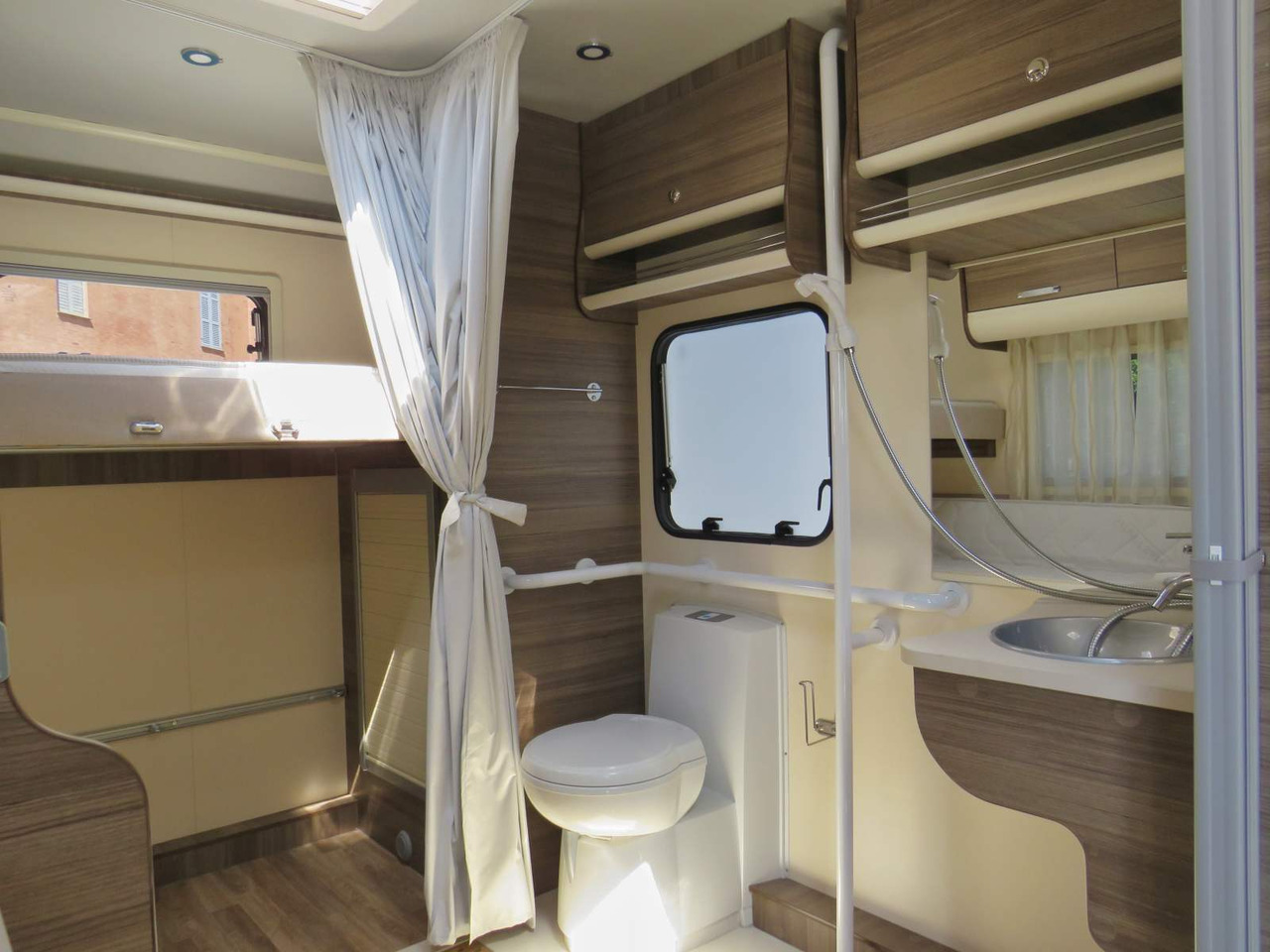 Fiat Ducato RETRACTABLE PLATFORM (300KG CAPACITY) - Kemperis: foto 3 Fiat Ducato RETRACTABLE PLATFORM (300KG CAPACITY) - Kemperis: foto 3