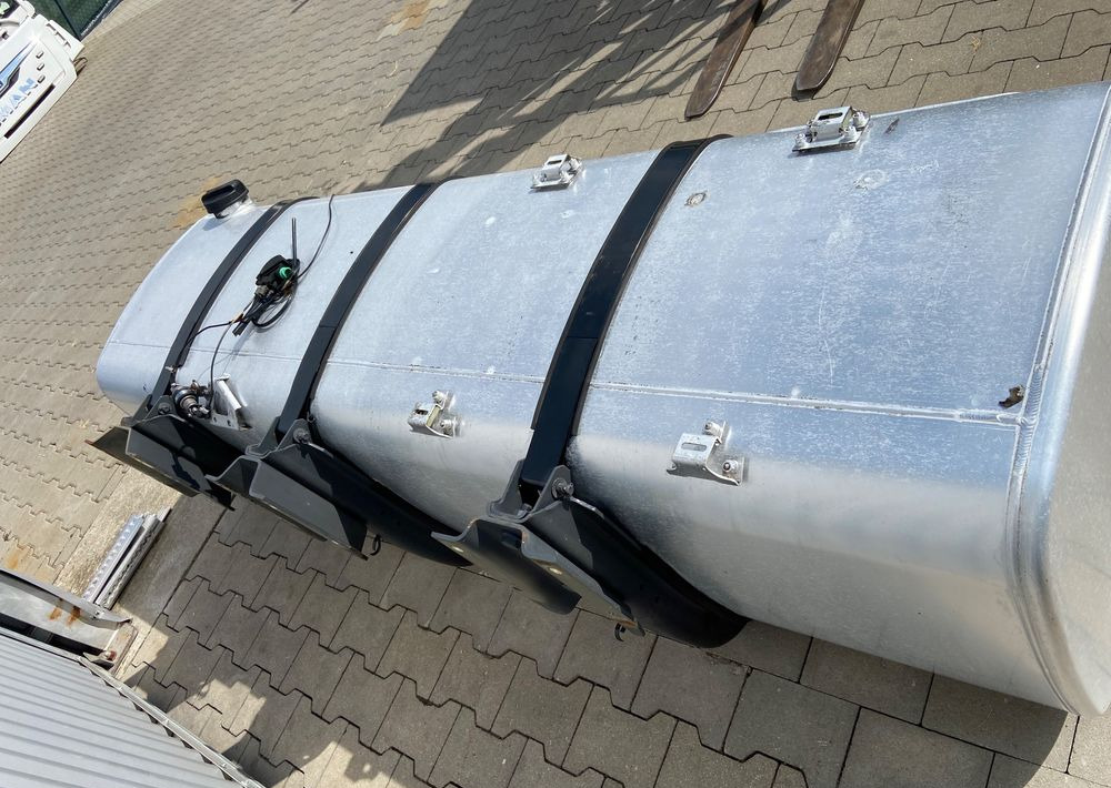 Zbiornik paliwa DAF XF CF 845 litrów bak kompletny - Degalų bakas - Sunkvežimis: foto 4 Zbiornik paliwa DAF XF CF 845 litrów bak kompletny - Degalų bakas - Sunkvežimis: foto 4