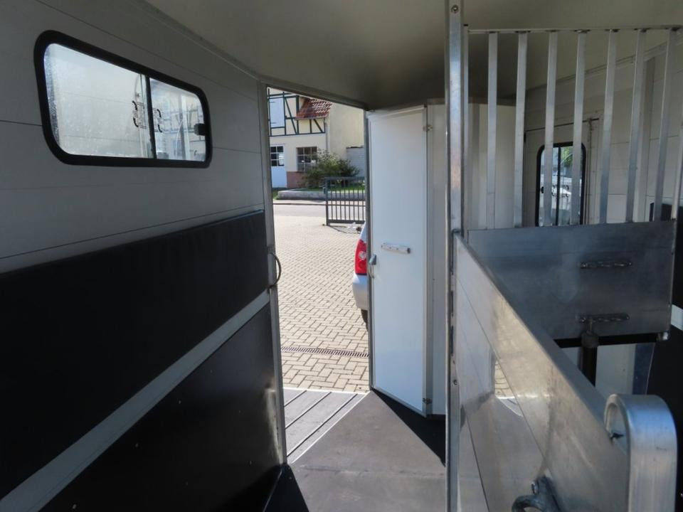 Cheval , Pferdeanhänger. 2,6 to. SaKa,Entladeklappe, 100 km/h - Priekaba žirgams vežti: foto 4 Cheval , Pferdeanhänger. 2,6 to. SaKa,Entladeklappe, 100 km/h - Priekaba žirgams vežti: foto 4