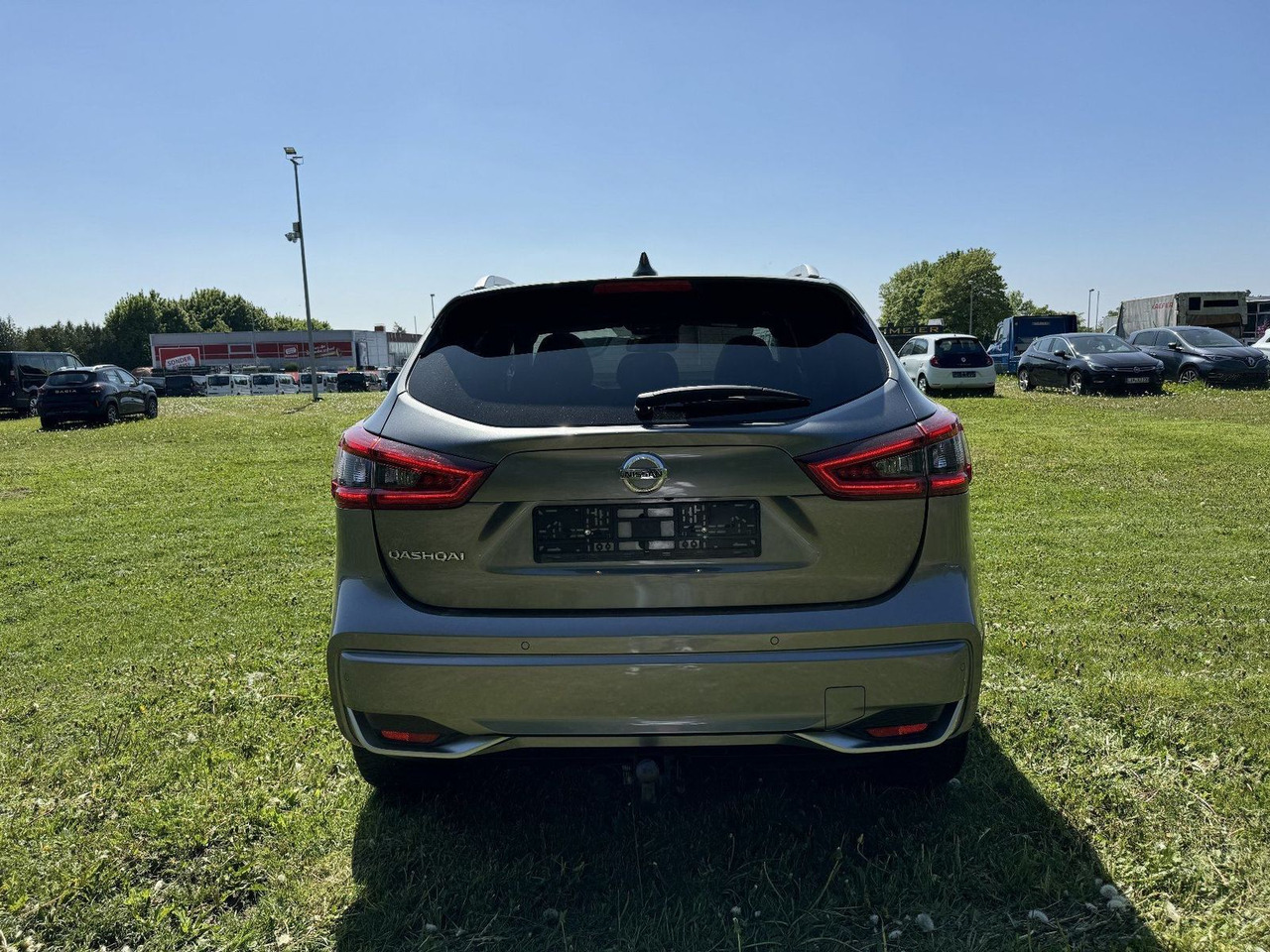 Nissan Qashqai 1.7 dCi N-Connecta 4x4 ALLRAD AUTOMATIK - Visureigis: foto 4 Nissan Qashqai 1.7 dCi N-Connecta 4x4 ALLRAD AUTOMATIK - Visureigis: foto 4