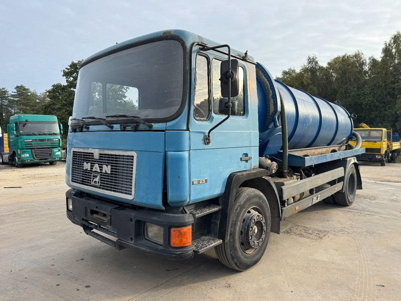 MAN 18.232 (12.000L / STEEL SUSPENSION / 6 CYLINDER WITH MANUAL PUMP) - Asenizatorius: foto 1 MAN 18.232 (12.000L / STEEL SUSPENSION / 6 CYLINDER WITH MANUAL PUMP) - Asenizatorius: foto 1