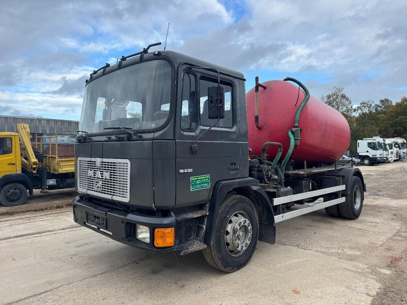 MAN 18.232 (8000 L / 6 CYLINDER WITH MANUAL PUMP / STEEL SUSPENSION) - Asenizatorius: foto 1 MAN 18.232 (8000 L / 6 CYLINDER WITH MANUAL PUMP / STEEL SUSPENSION) - Asenizatorius: foto 1